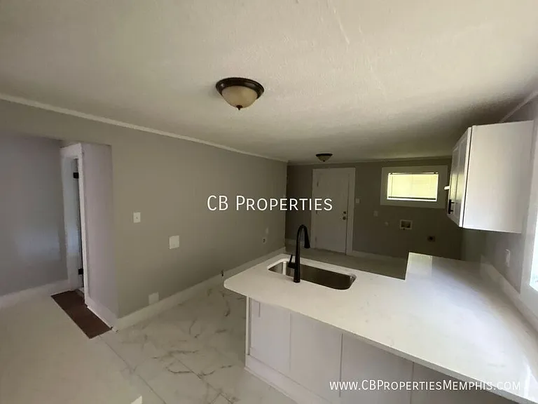 1428 Snowden Ave — Photo 2