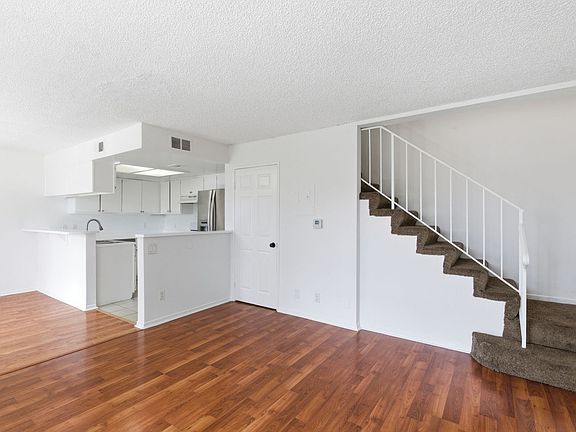 4th image of 15603 Parthenia St #108