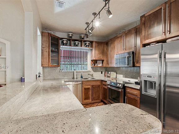 3rd image of 1560 Michigan Ave