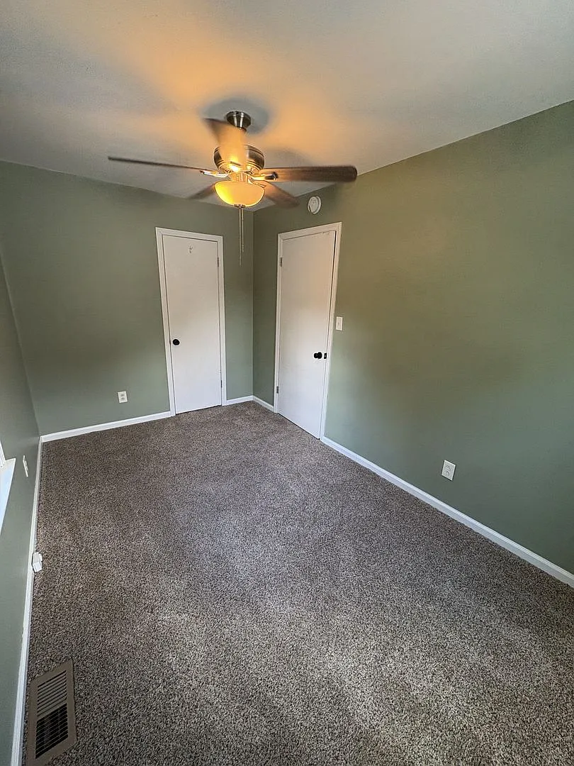 Freshly remodeled home close to APSU and Downtown Clarksville — Photo 1