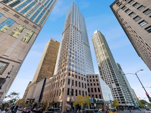950 N Michigan Ave APT 3705, Chicago, IL 60611
