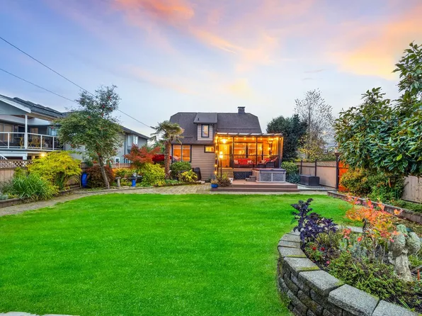 402 E 13th St, North Vancouver, BC V7L 2M1