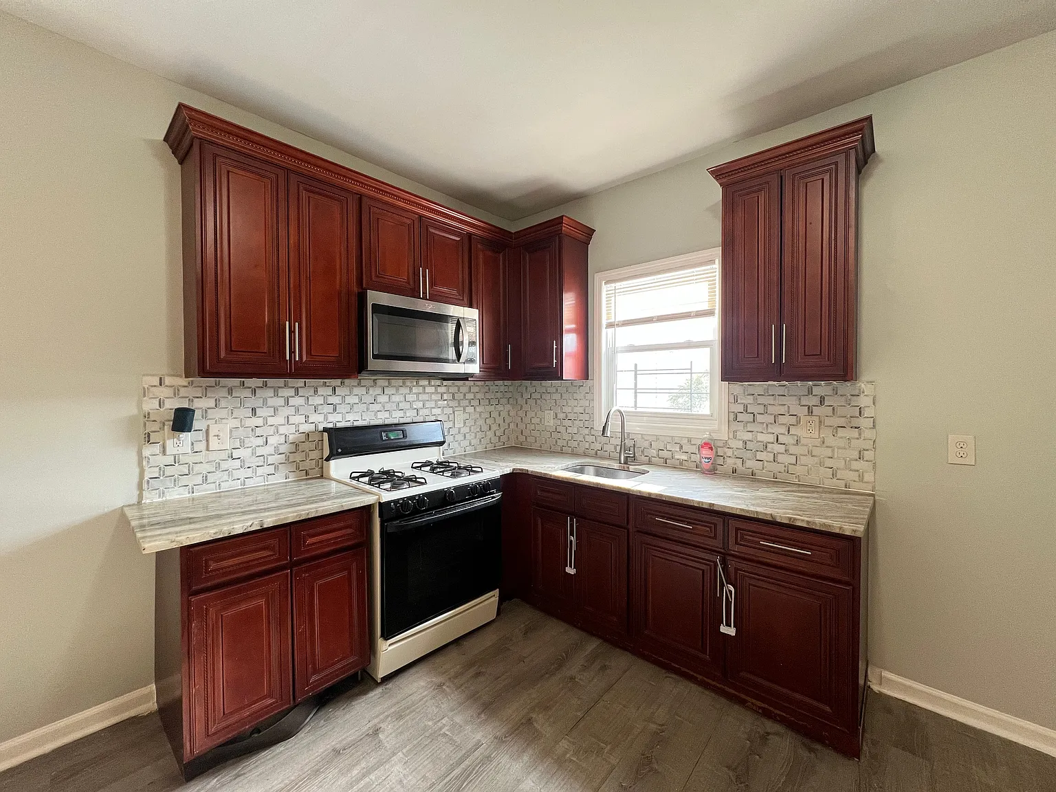 2 bed, 850 sqft, $2,050 — Photo 1