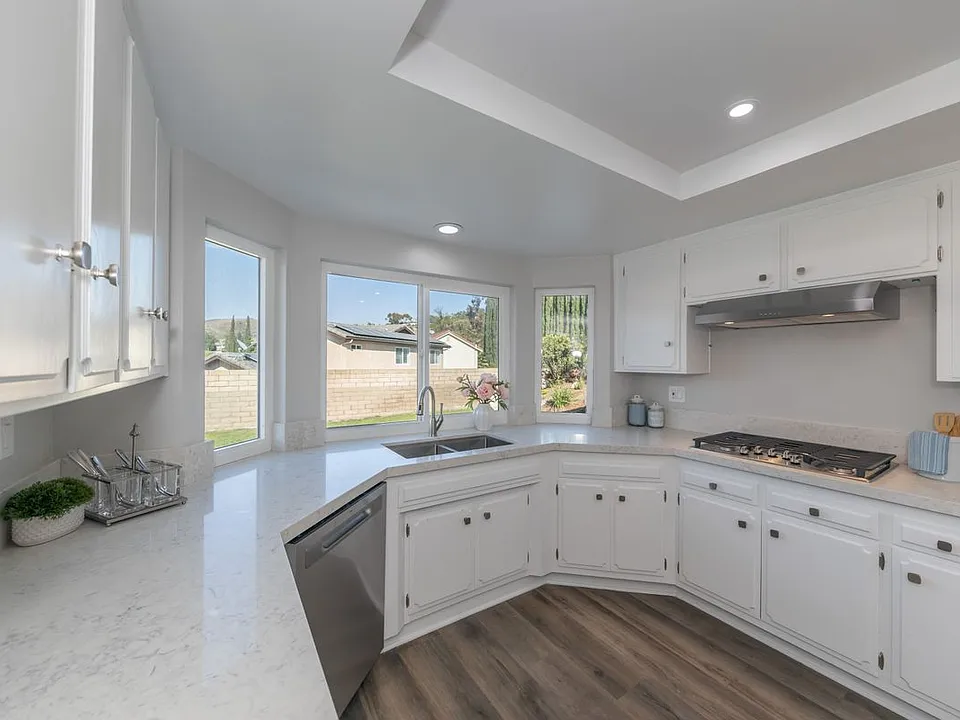 980 S Loyola Dr