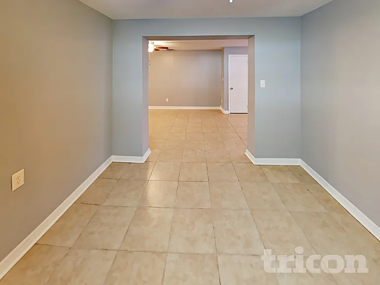 1117 N Saturn Ave — Photo 8
