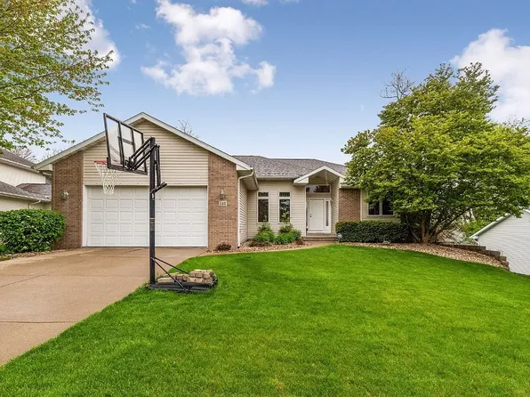 135 Pine Crest Dr, Robins, IA 52328
