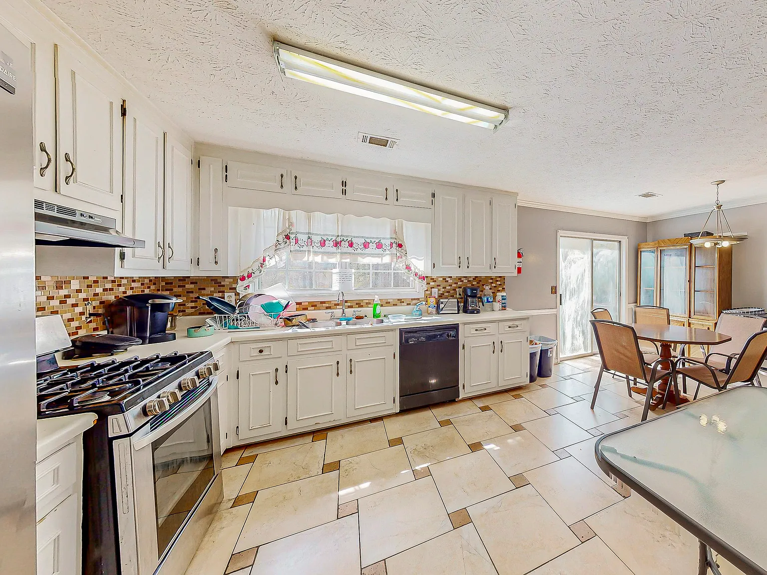 4 bed, 3.0 bath, 1722 sqft, $1,139 — Photo 4