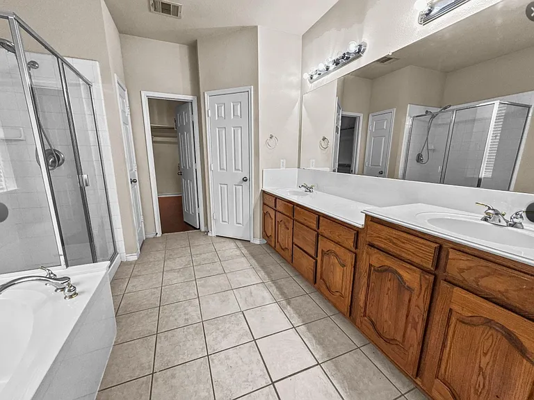 5530 Greensboro Dr — Photo 17