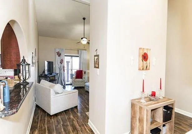 2 bed, 1060 sqft, $1,600 — Photo 4