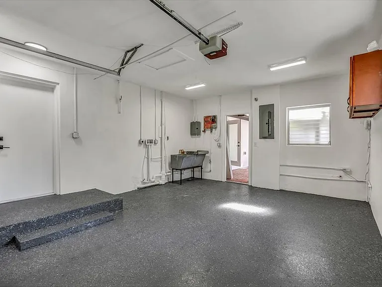 525 Lamara Way NE — Photo 42