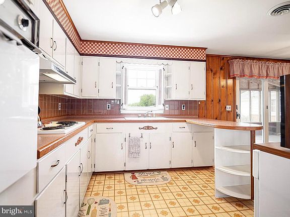 4th image of 1921 Castleton Rd