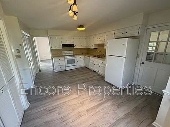 3rd image of 2102 Oakcrest Ct