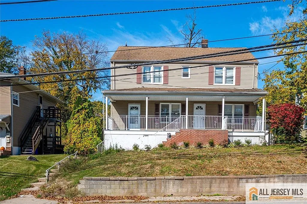 3 bed, 1.0 bath, 2213 sqft, $2,700 — Photo 1
