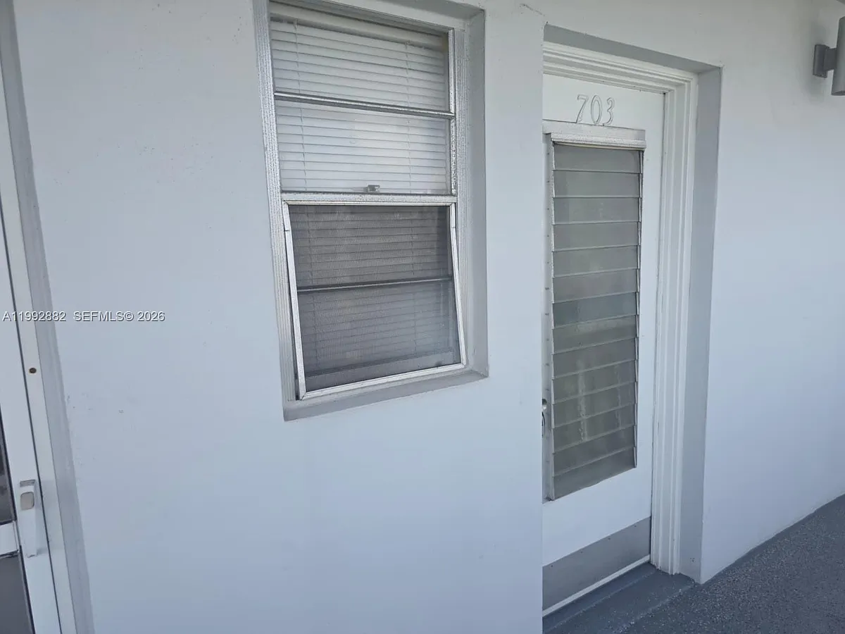 Building Photo - 320 NE 12th Ave #703