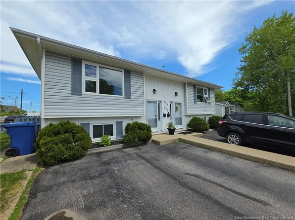 692 Grange Ave #690, Bathurst, NB E2A 3H4