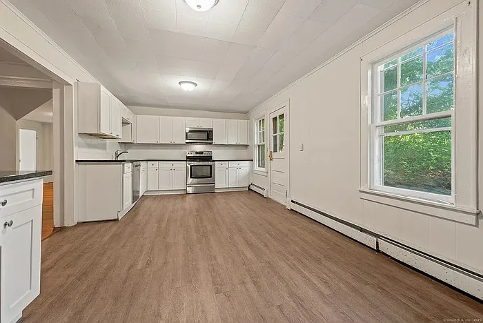 4 bed, 2.0 bath, 2192 sqft, $3,750 — Photo 3
