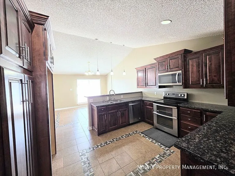 1325 E Cowden Ave — Photo 6