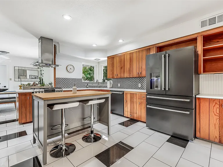 1618 Waterston Ave — Photo 15