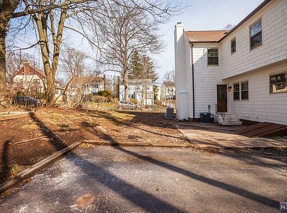 5th image of 247 Gregory Ave