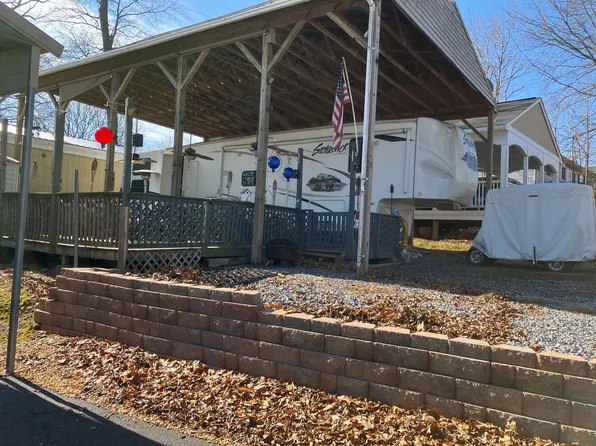 8 Poison Oaks, Falling Waters, WV 25419