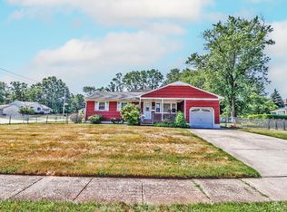 1 Applewood Dr, Edison, NJ