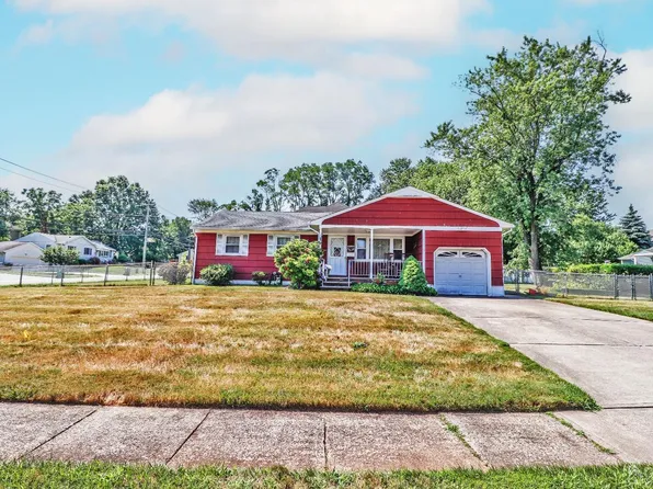 1 Applewood Dr, Edison, NJ 08820