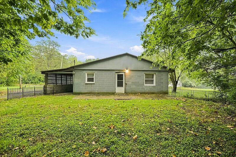 3 bed, 1.0 bath, $895 — Photo 2
