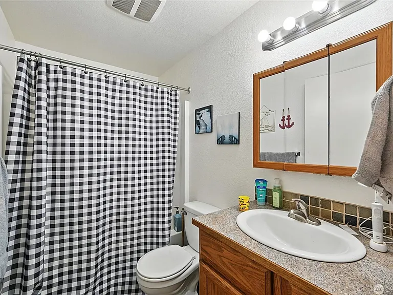 108 Baker St — Photo 17