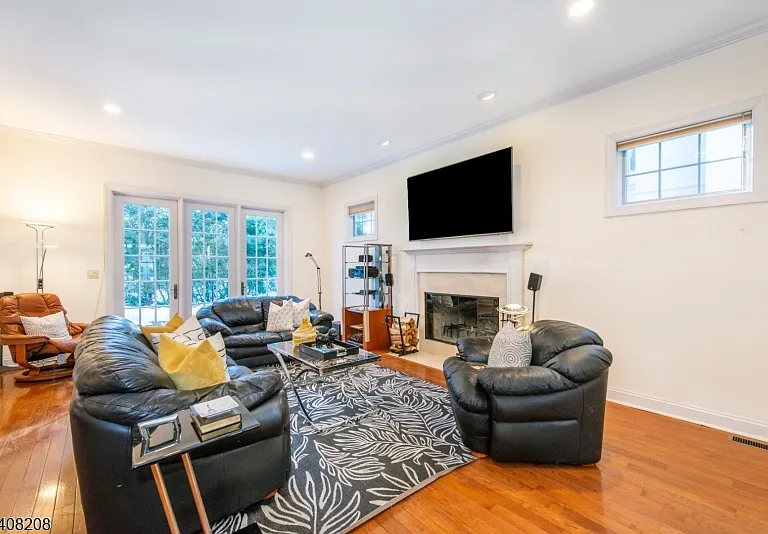 3 Christopher Ct — Photo 9