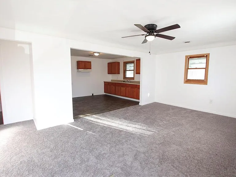 205 Debbie Ln — Photo 2