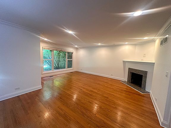 3rd image of 470 Green Bay Rd #4573624