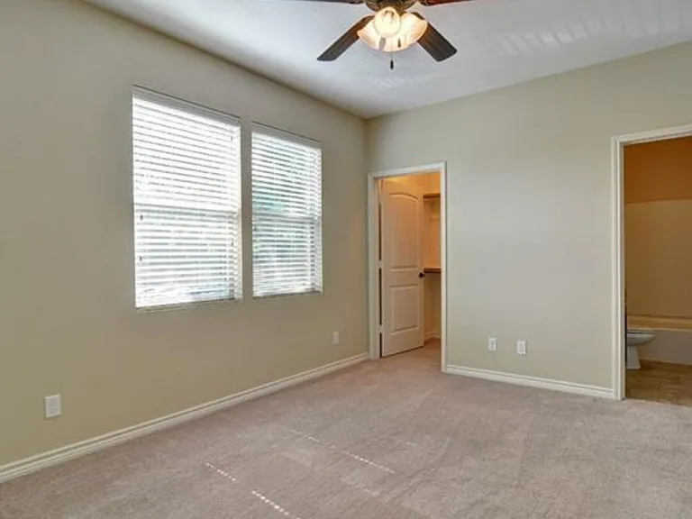 College Ave Apartments — Photo 23
