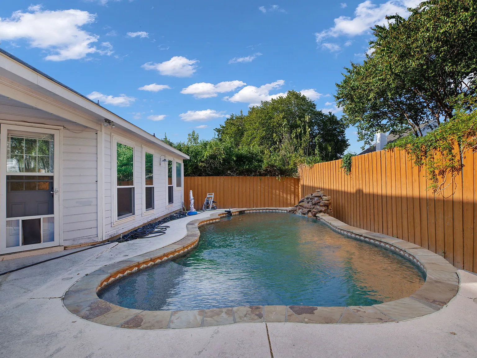 3 bed, 1368 sqft, $2,650 — Photo 2