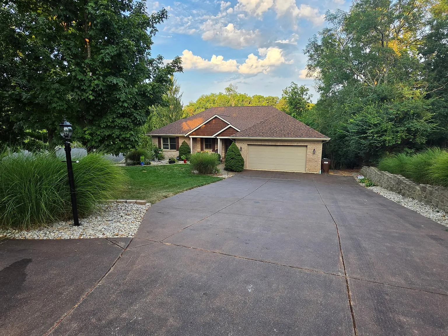 5 bed, 3.5 bath, 3950 sqft, $3,950 — Photo 2