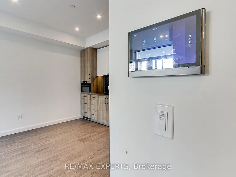 741 King St W #103 — Photo 30