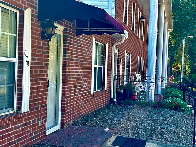 2 bed, 1.5 bath, 1200 sqft, $1,350 — Photo 2
