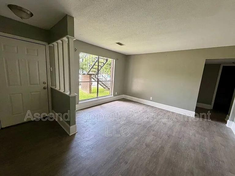 2410 Lyndon Ave #11 — Photo 2