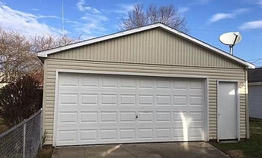 2nd image of 1718 Helen Ave