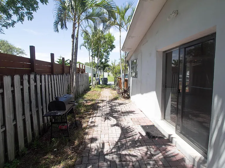 909 NE 12th Ave — Photo 10