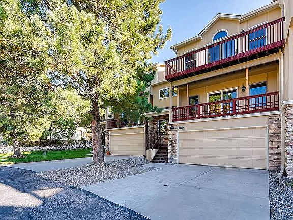 Walking distance to trails!