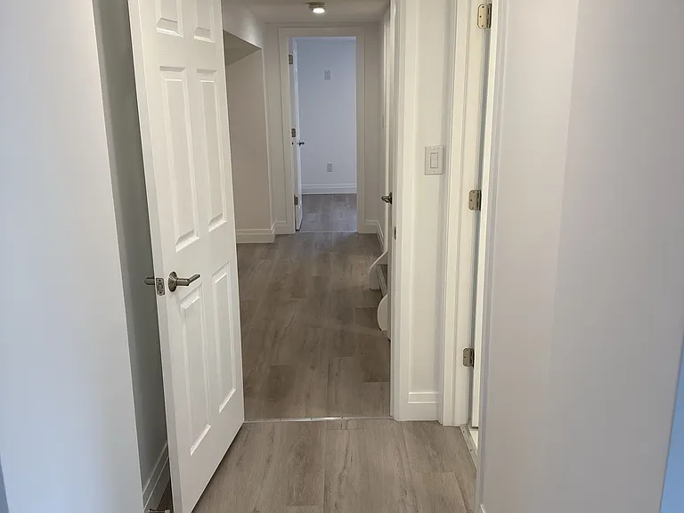 6035 Britannia Cres #LOWER — Photo 2