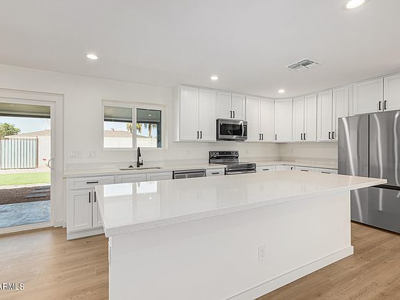 3rd image of 6814 E PORTLAND Street