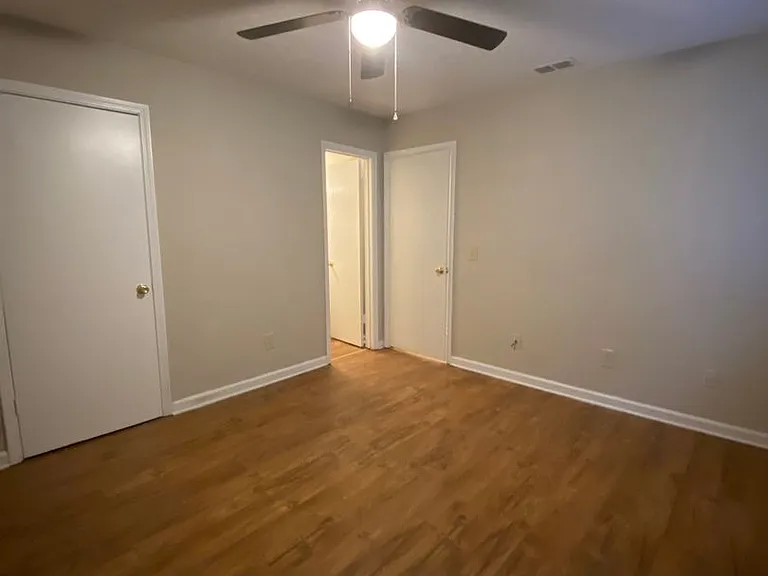 115/117 Oak Park Ct — Photo 5