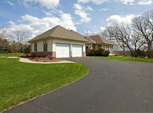 2125 Kelzer Pond Dr, Victoria, MN 55386