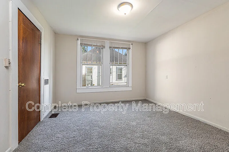 3 bed, 2.0 bath, 2424 sqft, $1,250 — Photo 3