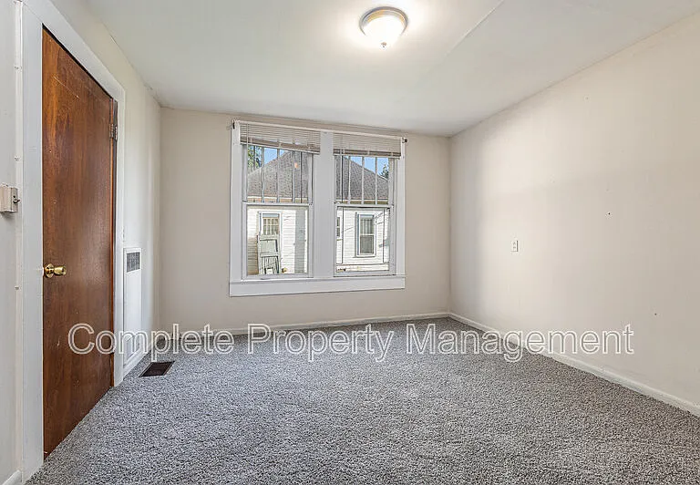 104 Henley St — Photo 3