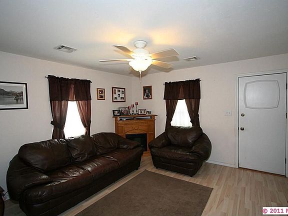 3rd image of 820 N Sioux Ave