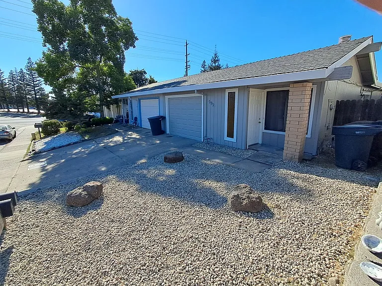502 Hyacinth Ct #B — Photo 4
