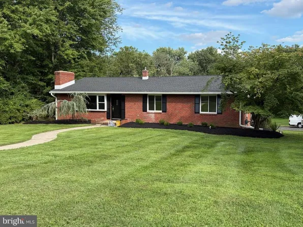 7 Malaga Dr, Ewing, NJ 08638