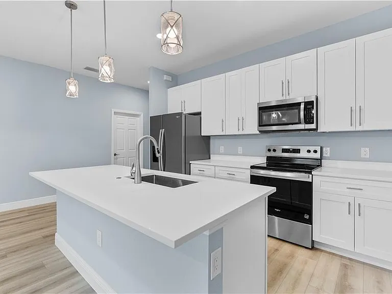 704 Broadway Ave — Photo 6
